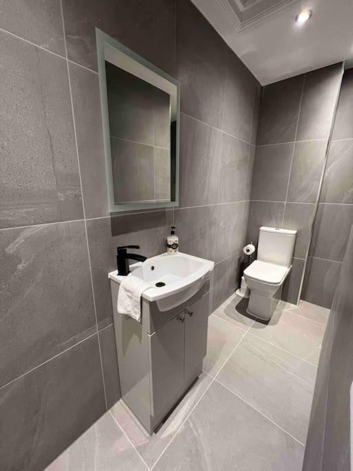 New Apartment, 10 Mins From Principality Stadium Cardiff Buitenkant foto